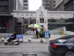 北门口，中央领域，现房毛坯，大三室，随时看房，可按